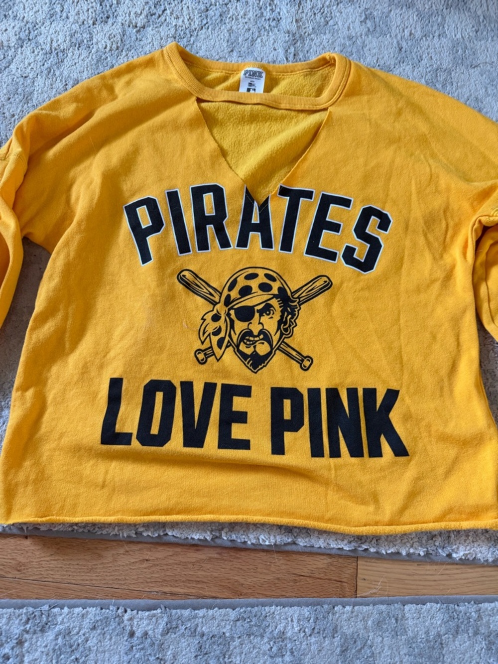 PITTSBURGH PIRATES GOLD SWEATSHIRT SIZE M VICTORIA SECRET PINK JOLLY ROGER